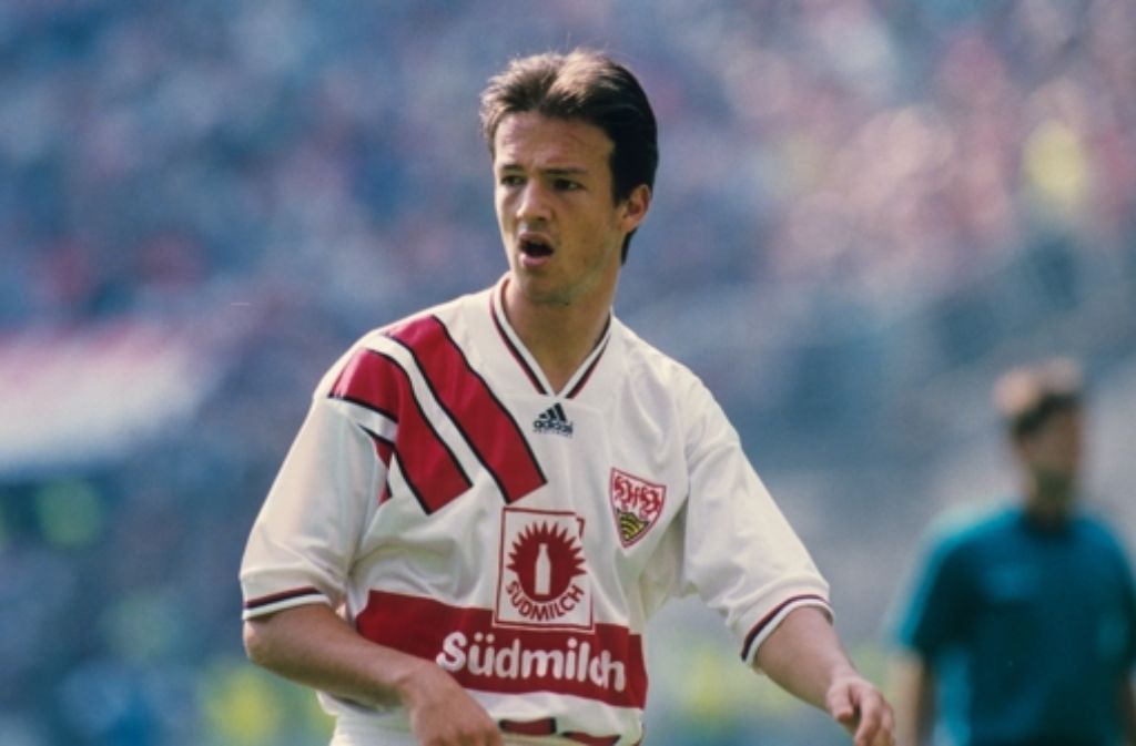 1994/95: Platz 12. Auf dem Bild: Fredi Bobic, der sein Debüt für den VfB am ersten Spieltag dieser Saison gab – und gleich das Siegtor gegen den HSV schoss.
