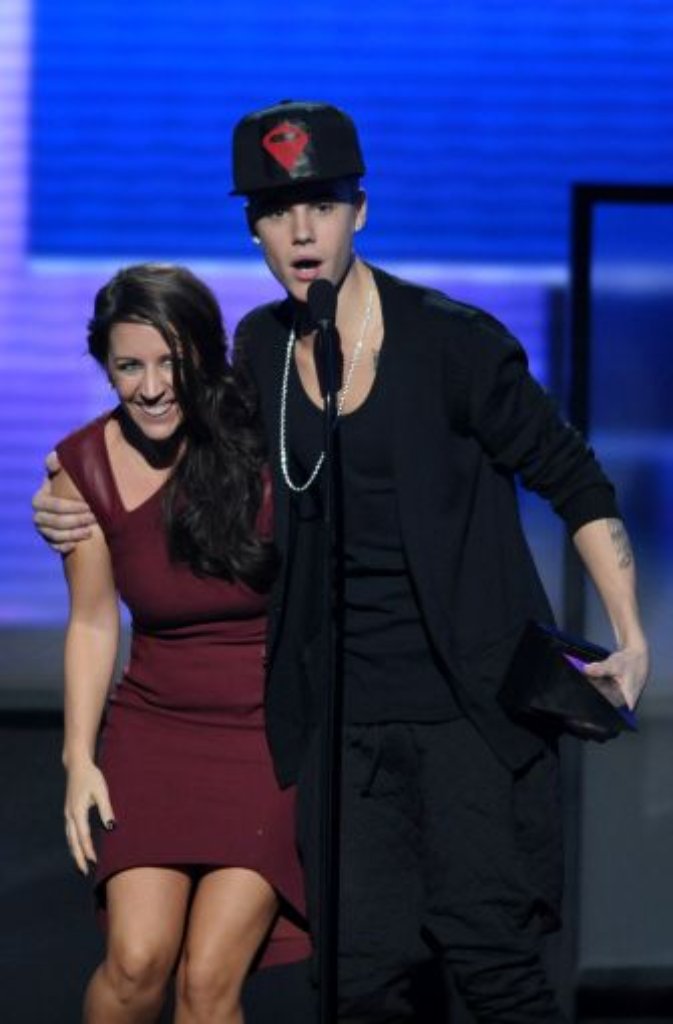 Justin Bieber (rechts) war der große Star der 40. American Music Awards. Er kam zusammen mit seiner Mutter Pattie Mallette (links)