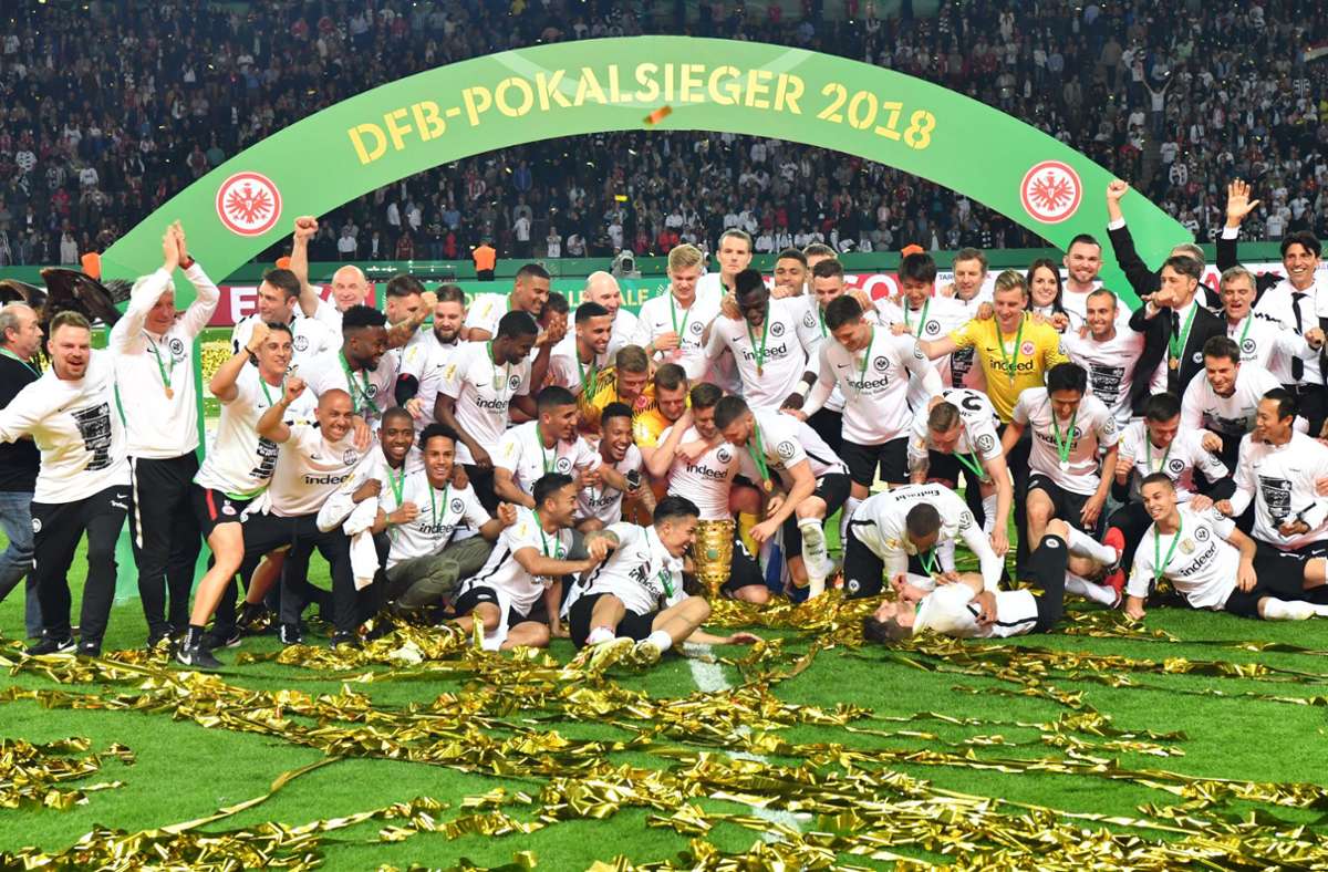 Das Team von Eintracht Frankfurt zelebriert die Pokalfeier.