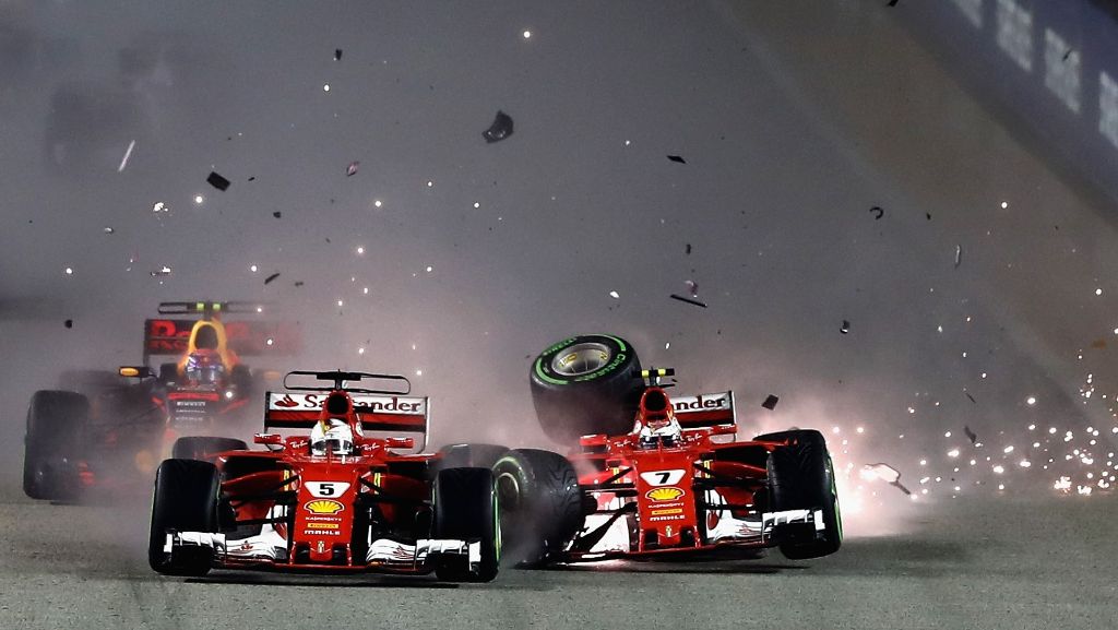  Die Ferrari-Piloten Sebastian Vettel und Kimi Räikkönen sind in der ersten Runde des Großen Preises von Singapur nach einem Unfall ausgeschieden. Auch Max Verstappen war darin verwickelt und konnte nicht weiterfahren. Lewis Hamiltion setzte sich indes an die Spitze des Feldes. 