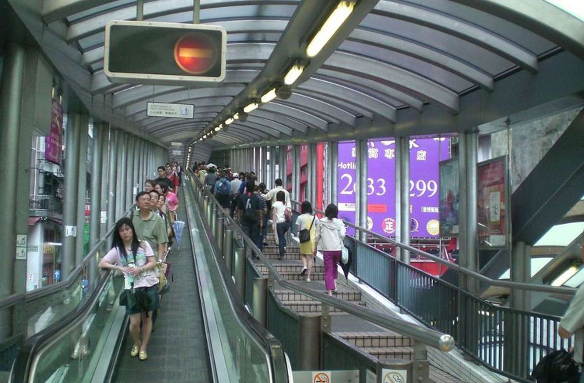 790 Meter lang ist der Central Mid-Levels Escalator in Hongkong, der 135 Höhenmeter überbrückt. Da es nur ein Band gibt, kann immer nur in eine Richtung gefahren werden. Und weil der Escalator aus 20 hintereinander gestaffelten Rolltreppen besteht,darf sie sich auch nicht „längste Rolltreppe der Welt“ nennen.