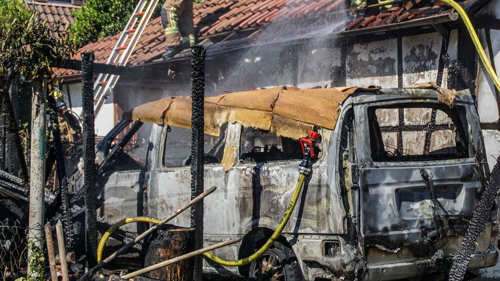 Rutesheim im Kreis Böblingen: Mercedes brennt in Carport vollständig aus