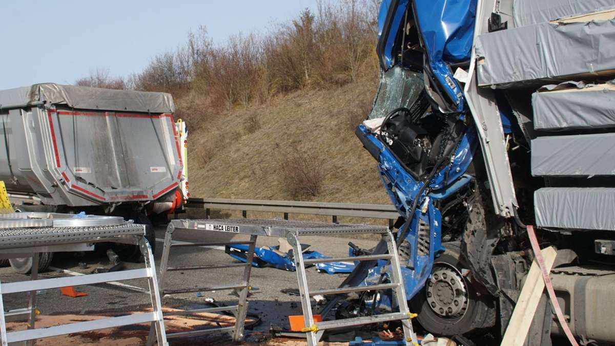 Tödlicher Unfall auf der A 8: Lkw-Fahrer stirbt bei Zusammenstoß