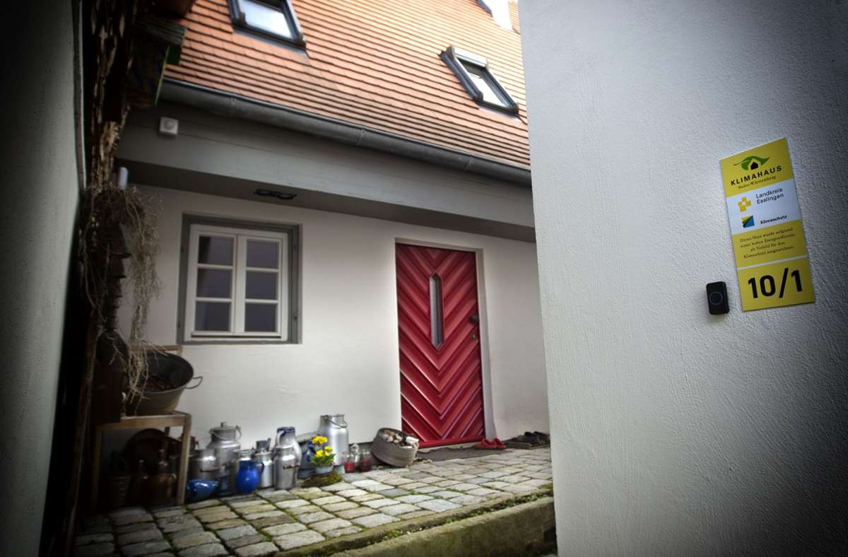 An der Fassade der ebenso wie das benachbarte Wohnhaus sanierten Scheune prangt das Gütesiegel „Klimahaus Baden-Württemberg“.