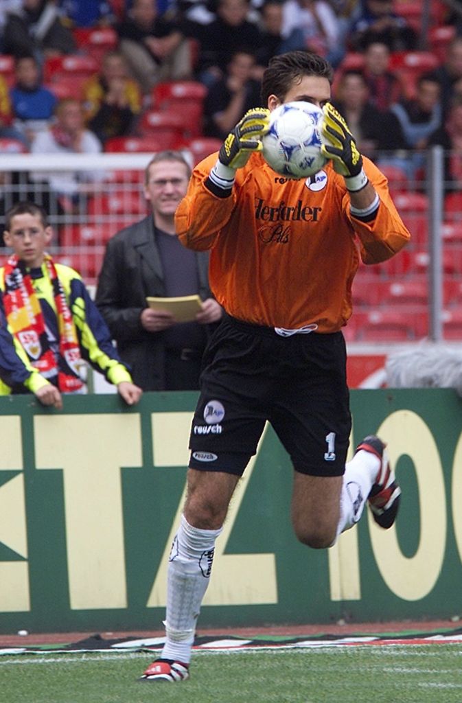 In der Saison 1999/2000 war der Torhüter an Arminia Bielefeld ausgeliehen.