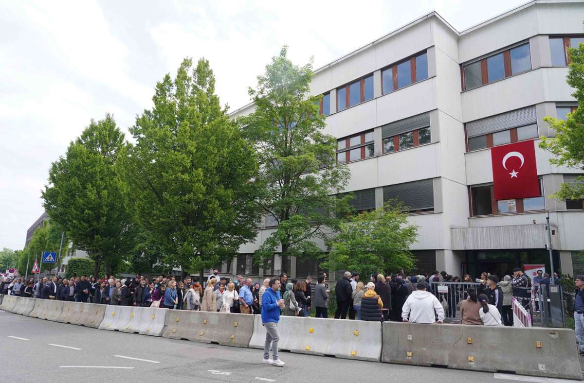Vor dem Wahllokal in Zuffenhausen drängen sich die türkischen Wahlberechtigten.