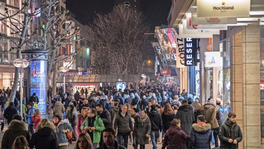  Bis Mitternacht an einem Samstag in der Innenstadt noch die letzten Geschenke kaufen: Bei der Shoppingnacht war das Gedränge in Stuttgart groß – allerdings nicht mehr zu später Stunde. Dennoch scheinen die Weihnachtsgeschäfte für den Einzelhandel sehr einträglich zu sein. 