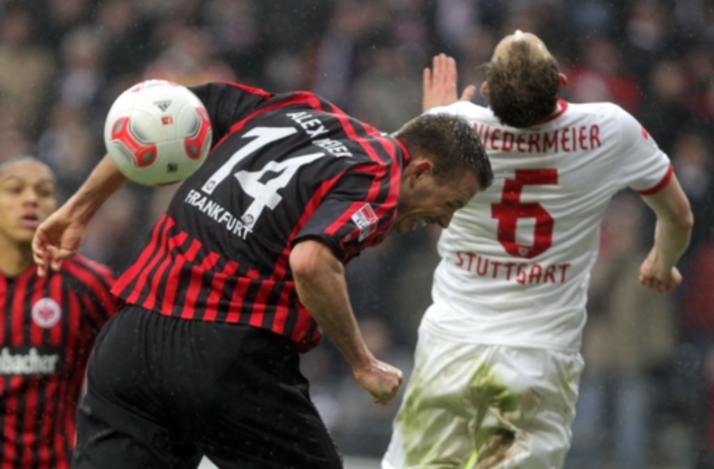 Der VfB-Verteidiger Georg Niedermeier im Luftduell mit dem Frankfurter Alex Meier.