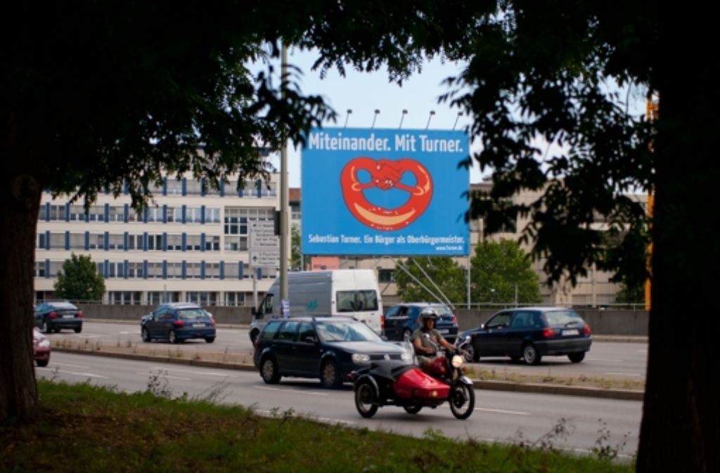 Laut Werbeexperten bringt ein solches Banner – wie es an der Ecke Heilbronner/Wolframstraße hängt – dem Stadtmöblierer zwischen 50 000 und 80 000 Euro pro Monat.