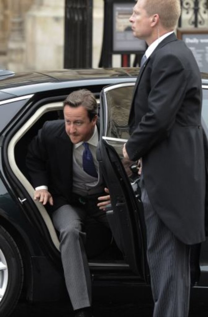 Premierminister David Cameron entsteigt seinem Wagen...