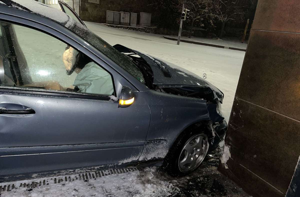 Als Grund für den Unfall nennt die Polizei nicht angepasste Geschwindigkeit auf schneeglatter Straße.