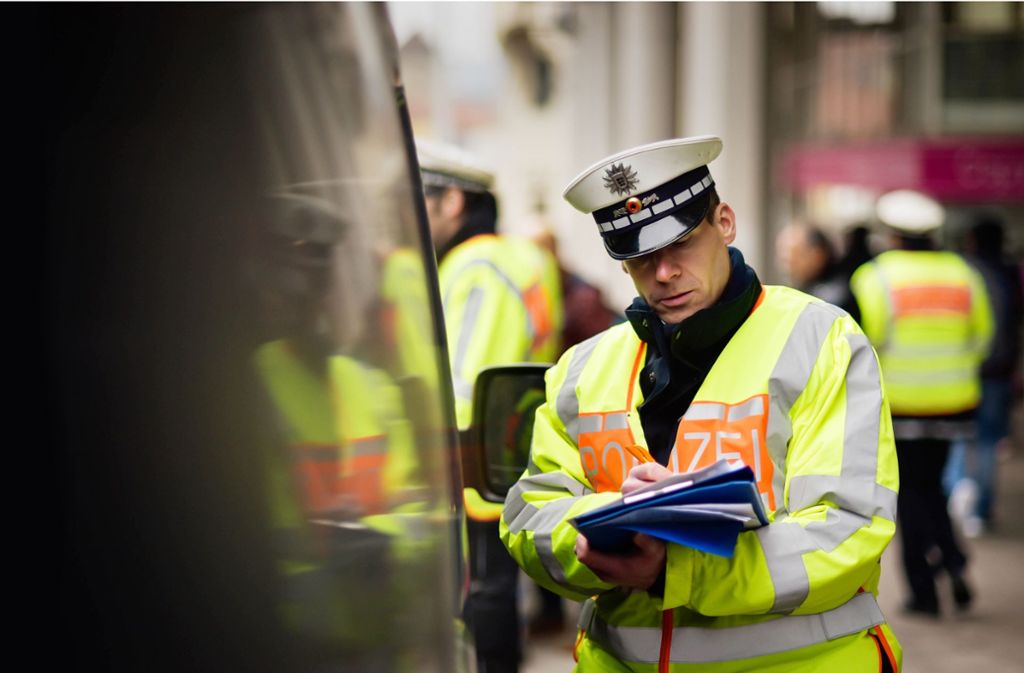 Von diesem Freitag an zücken  Polizei und städtische Verkehrsüberwachung bei alten Dieseln unter Euro 5 den Block mit den Strafzetteln. Foto: Lichtgut/Max Kovalenko