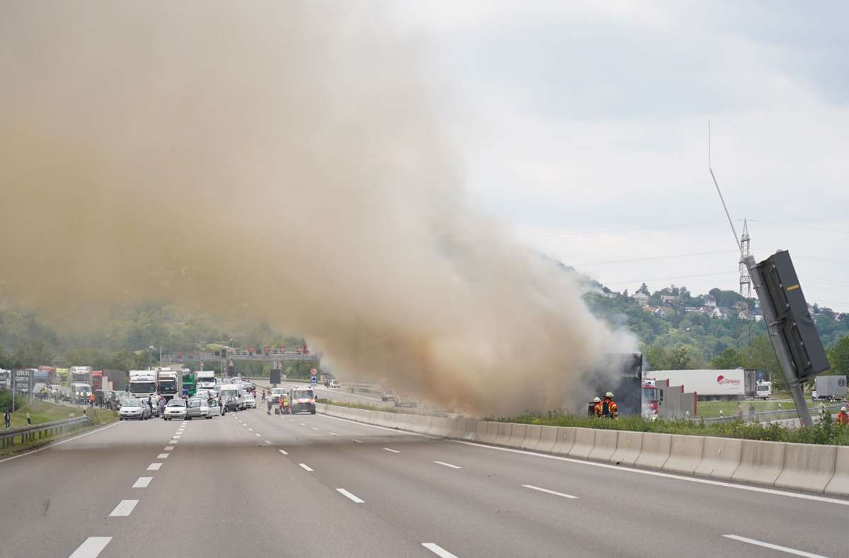 Lkw brennt lichterloh – A81 bei Stuttgart in beide Richtungen gesperrt