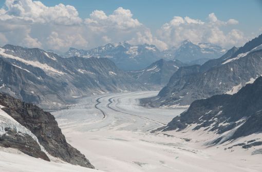 Das Foto zeigt den Großen Aletsch-Gletscher in der Schweiz. Der Klimawandel lässt die Gletscher in den Alpen schwinden. Foto: Christian Sommer/FAU/dpa