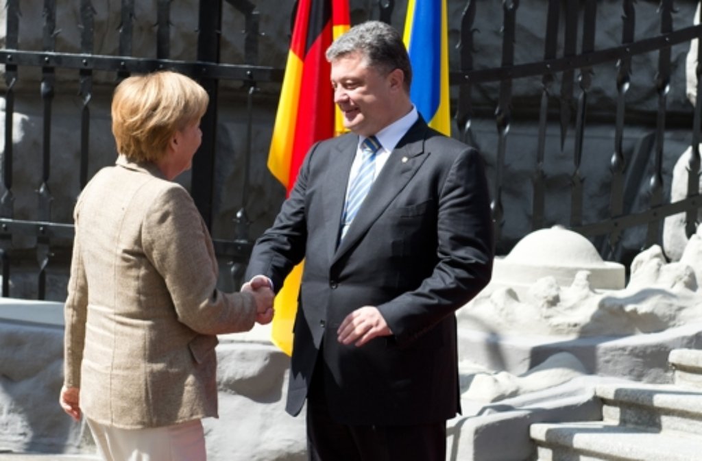 Bundeskanzlerin Angela Merkel ist vom ukrainischen Präsidenten Petro Poroschenko in Kiew herzlich empfangen worden.