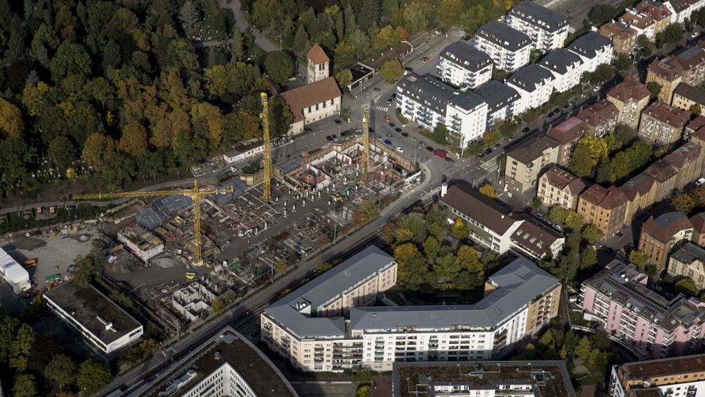  Die Stuttgarter SPD will den Wohnungsbau in der Stadt ankurbeln und zugleich den Mieterschutz verbessern. In der Familienpolitik unterstützt sie auf die Abschaffung der Kitagebühren, und beim Verkehr interpretieren die Genossen ein Straßenbauprojekt neu. 
