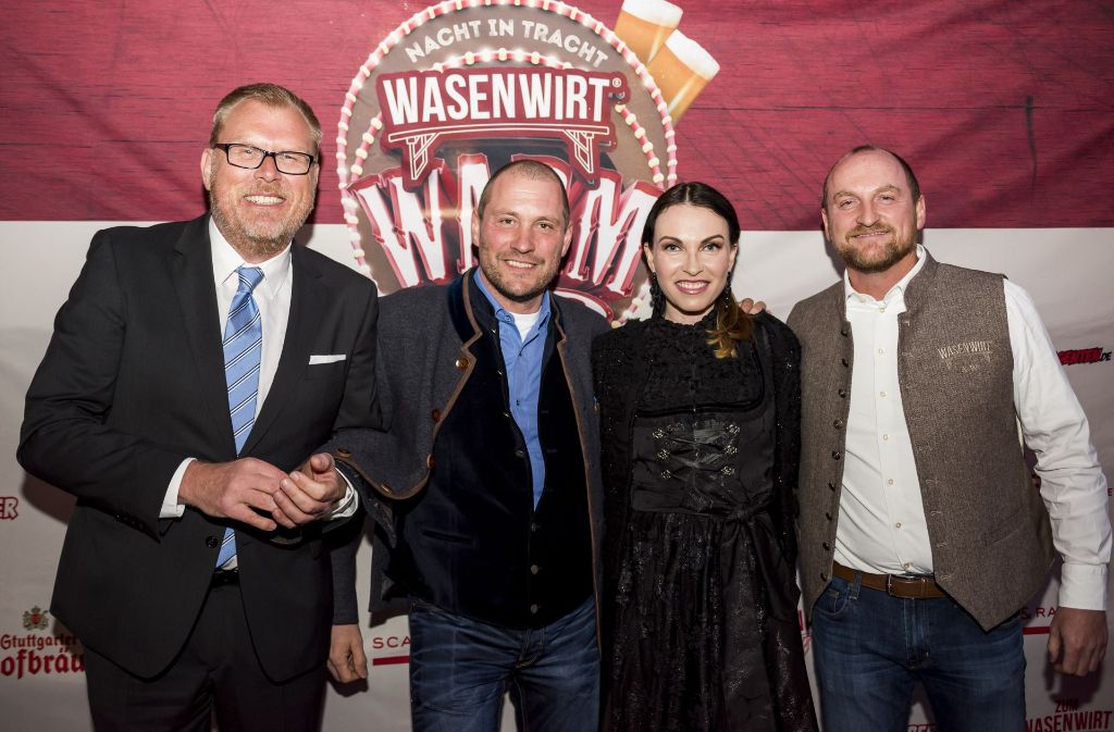 DJ-Legende Uwe Sontheimer (links) kam im Anzug direkt von der Arbeit. Mit auf dem Foto (von links): Wasenwirt Fritz Weeber, DJane Alegra Cole, Wasenwirt Armin Weeber.