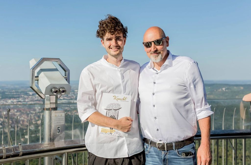 Tim Bengel (links) mit Stephan Hewel, dem Gründer der Babbelrunde, einem Zusammenmschluss von 300 Unternehmern des Landes, auf dem Fernsheturm.