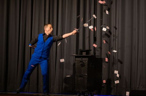 Tricks und Illusionen: Timo Marc spießt natürlich die richtige Karte auf. Foto: Svetlana Kohlmeier/Eibner-Pressefoto