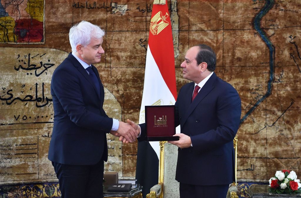 Die Auszeichnung des ägyptischen Präsidenten Abdel Fattah al-Sisi (rechts) wurde rückgängig gemacht. Jetzt hat sich der Chef des Ballvereins Hans-Joachim Frey entschuldigt. sich. Foto: picture alliance/dpa