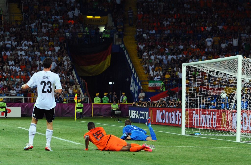 13. Juni 2012, Deutschland – Niederlande 2:1: Mit einem Doppelpack besiegt der heutige VfB-Stürmer Mario Gomez in der EM-Vorrunde 2012 die Holländer fast im Alleingang. Deutschland schafft es bis ins Halbfinale, scheitert dort aber an Italien (1:2). Die Niederlande scheidet schon in der Gruppenphase aus, Europameister wird Spanien mit einem 4:0-Finalsieg gegen Italien.
