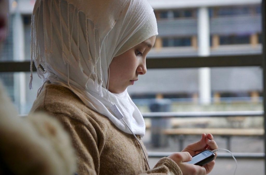Ghofran erlebt mit dem Smartphone die Vernetzung mit einer freieren Welt als ihrer alten.