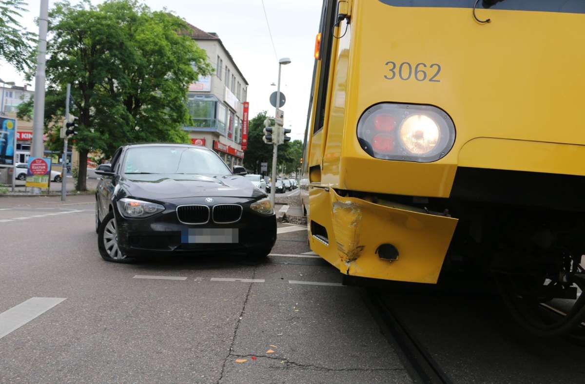 Der Fahrer eines BMW bog an der Kreuzung Daimlerstraße unerlaubterweise links ab und kollidierte mit der dort fahrenden Stadtbahn.