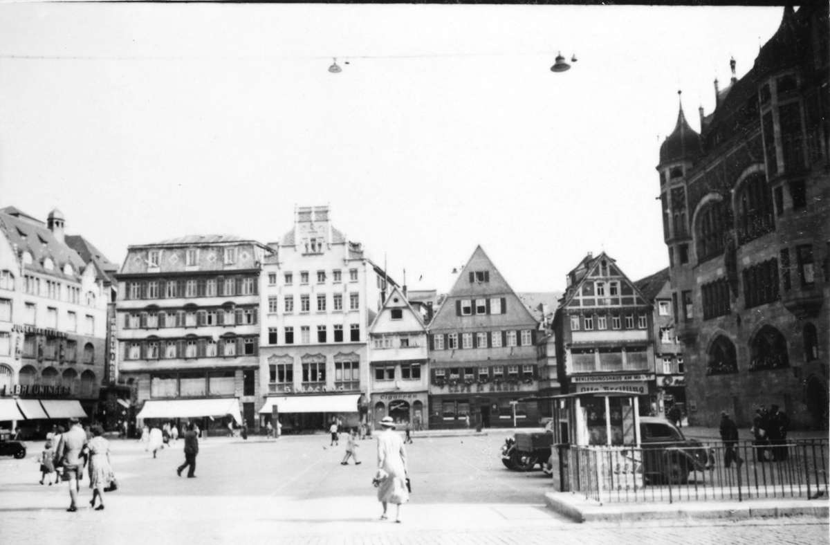 Die Ostseite des Marktplatzes. Links im Bild ist das Kaufhaus Breuninger, rechts das Bekleidungshaus Breitling.