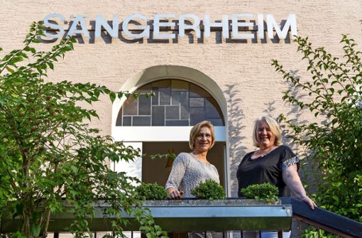 Mit dem neuen Projektchor wollen die Vereinsvorsitzende Sigrid Mayer (links) und Chorleiterin Eva Württemberger (rechts) der Chorarbeit wieder aufhelfen. Foto: Jürgen Bach