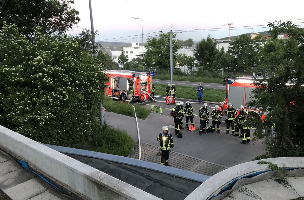 Die Feuerwehr hatte den Brand schnell unter Kontrolle gebracht, während die Polizei das Gebiet zwischen der Züricher Straße und der Löwentorstraße für 50 Minuten sperrte.