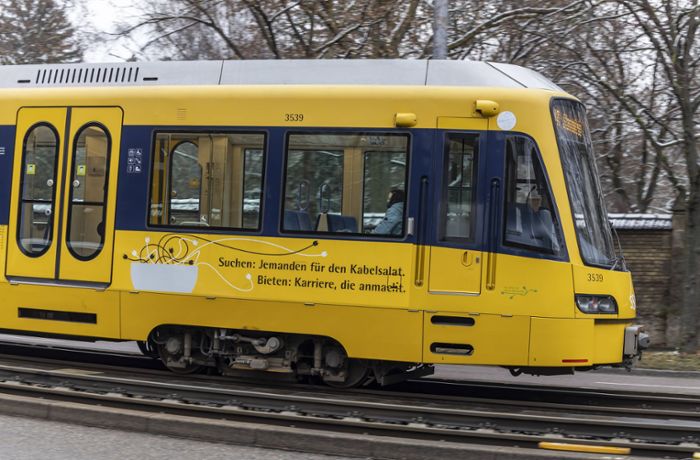 Vorfall in Stuttgart-Nord: Seitenscheibe einer Stadtbahn eingeworfen – Zeugen gesucht