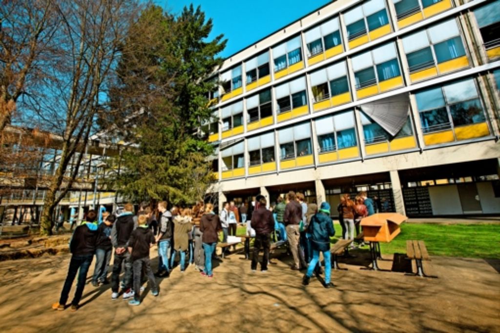 Pünktlich zur anstehenden Sanierung ist das Hohenstaufen-Gymnasium in Göppingen unter Denkmalschutz gestellt worden. Foto: Ines Rudel
