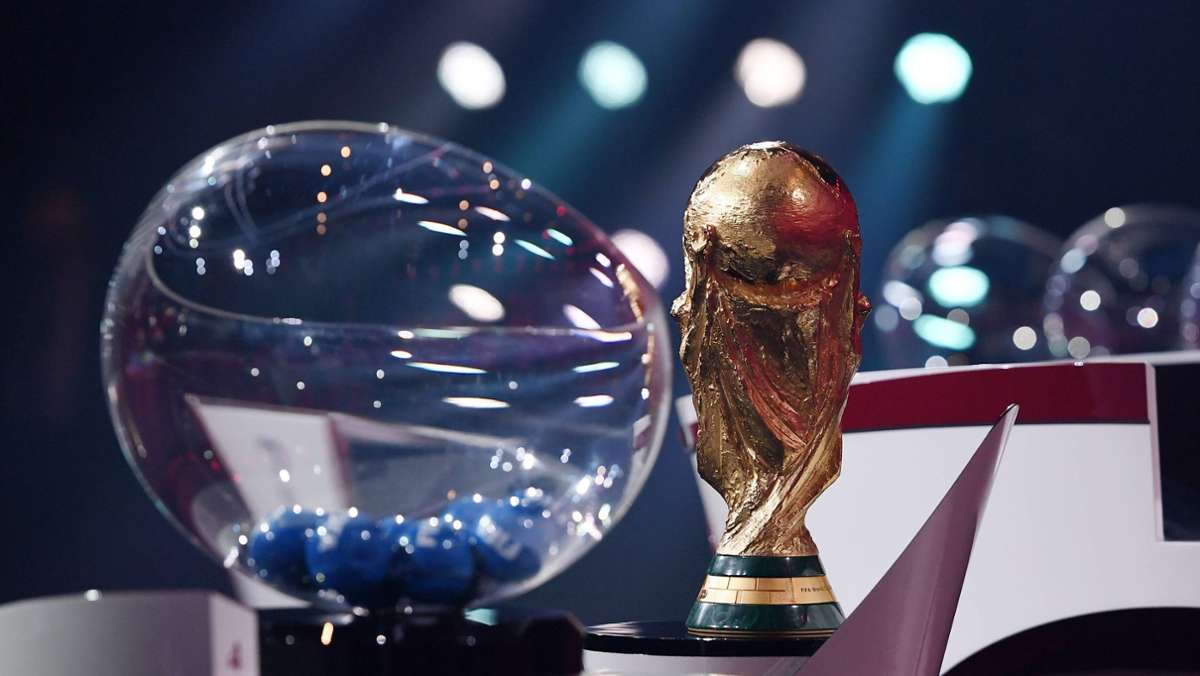  Die Fußball-WM 2022 in Katar wird im kommenden Winter über die Bühne gehen. Gegen wen Deutschland in der Gruppenphase antritt, wird im Frühjahr ausgelost. 