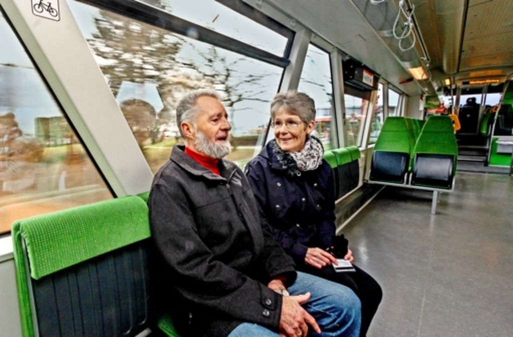 Helga und Kurt Öhrle fahren mit der Strohgäubahn von Korntal-Münchingen zum Einkaufen nach Stuttgart. Ihre Führerscheine haben sie für immer abgegeben. Foto: factum/Granville