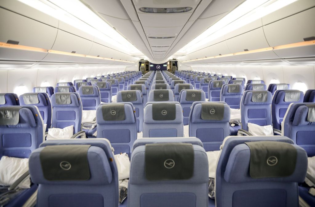 Im Airbus A350-900 gibt es Platz für 293 Passagiere, ...