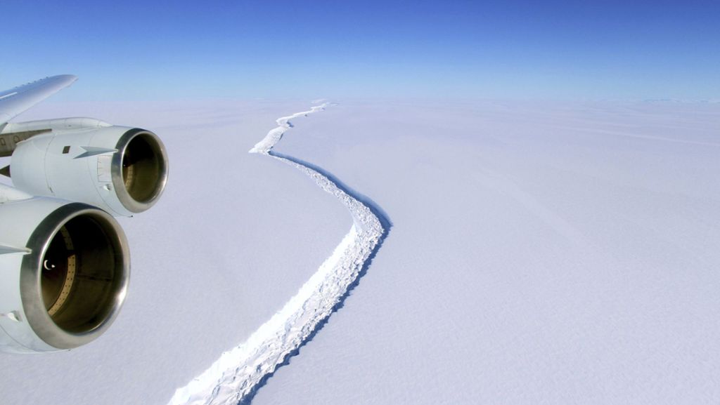 Antarktis: Gigantischer Eisberg treibt im Meer