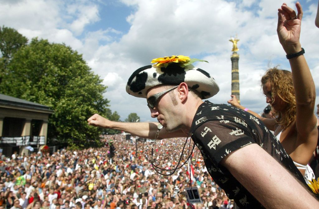 Die Loveparade in Berlin war ein wegweisenden Phänomen der Neunzigerjahre. Feierfreudige Technojünger strömten zu Tausenden in die Hauptstadt und feierten eine große, friedliche Party.