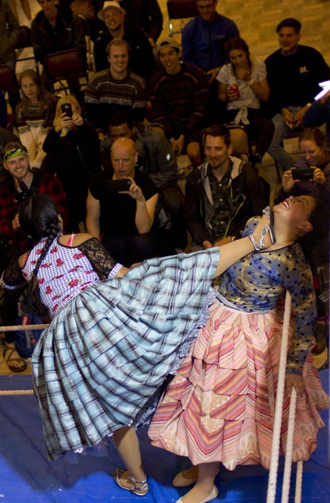 Das Publikum ist ausgelassen, feuert die Frauen an. Cholitas sind beeindruckend stark und hart im Nehmen. Sie entsprechen nicht den europäischen Vorstellungen von Weiblichkeit. Vielleicht ist es genau das, was das Publikum so fasziniert.