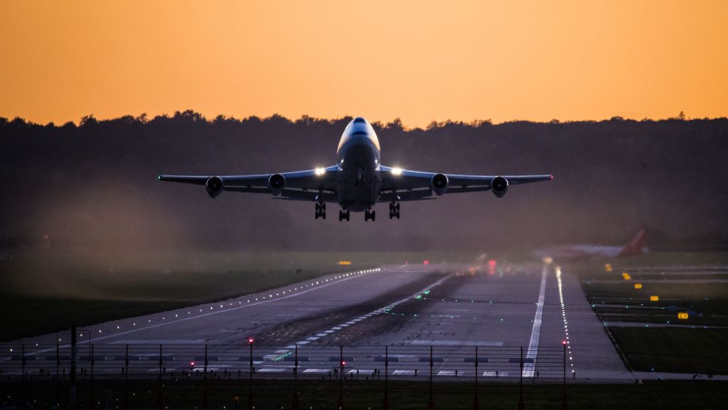 Kurz nach Start in Paris: Passagier will Flugzeugtür öffnen – während des Flugs