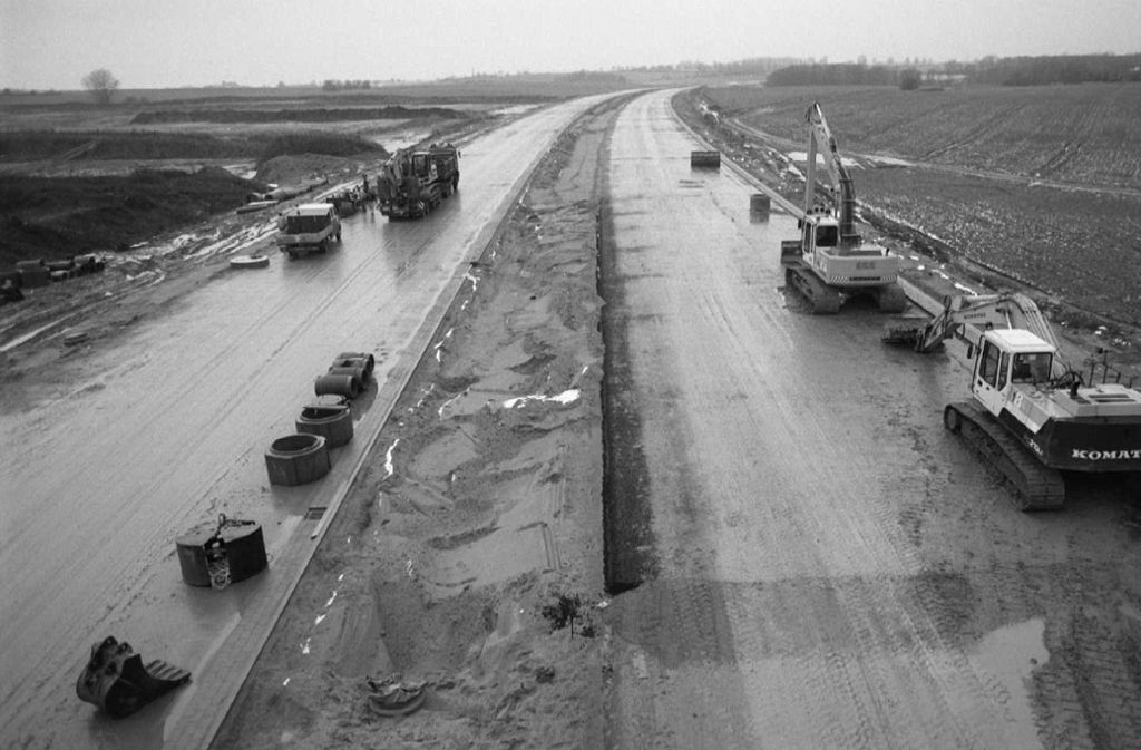 Januar 1998: Auf der zukünftigen Ostsee-Autobahn A20 sind bei Steffin, einem Ortsteil der Gemeinde Dorf, Baufahrzeuge unterwegs.
