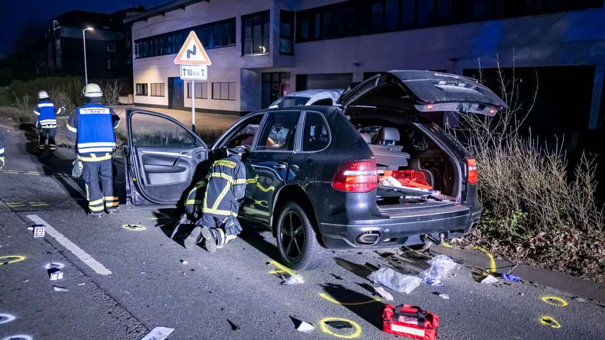 Lindlar bei Köln: Mann verletzt Ehefrau offenbar tödlich und baut schweren Unfall