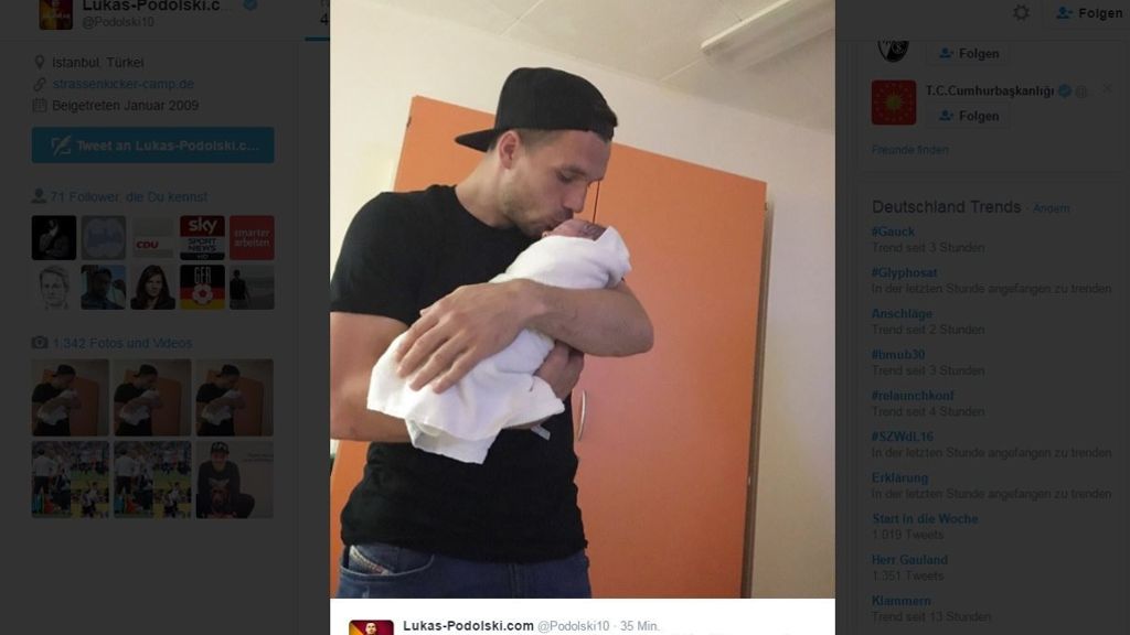  Der Fußballer Lukas Podolski ist zum zweiten Male Vater geworden. Und ein Teamkollege in der Nationalelf wartet ebenfalls auf Nachwuchs. 