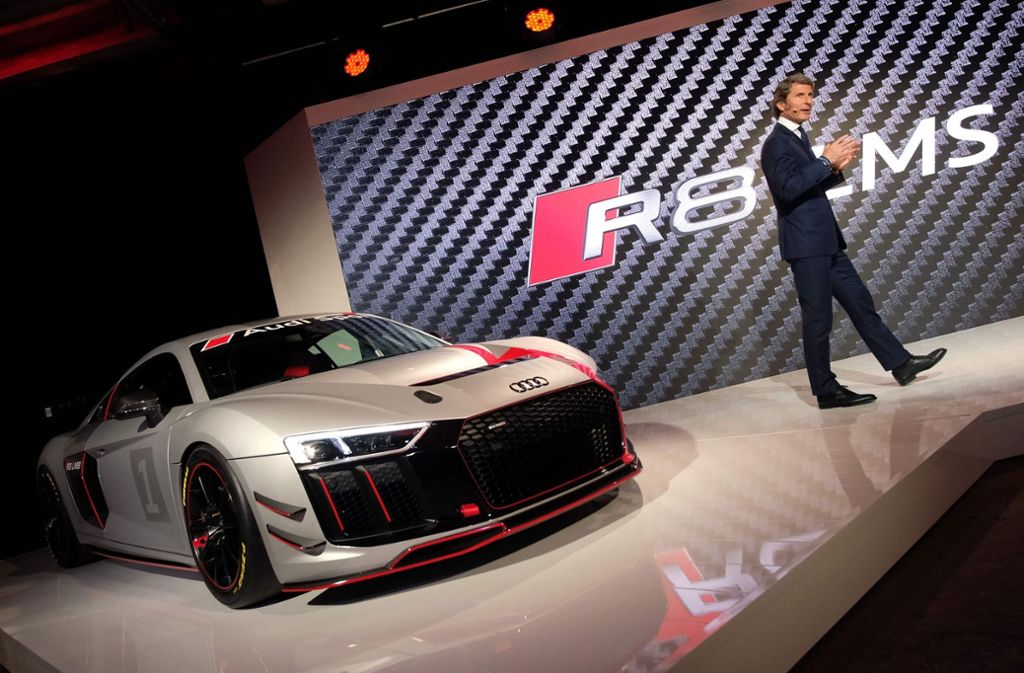 Der Geschäftsführer der Audi Sport GmbH Stefan Winkelmann enthüllt den neuen R8.