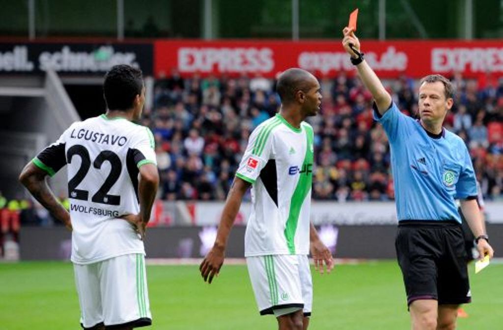 "Wenn das so weitergeht, bekomme ich diese Saison fünf- bis zehnmal Rot. Ich habe in zwei Spielen nur vier Fouls gemacht." Wolfsburgs Luiz Gustavo (links) nach seiner zweiten Gelb-Roten Karte in drei Spielen für den VfL.