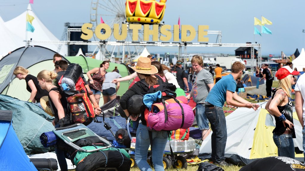 Southside Festival: Besucher schleppen Gepäck auf Campingplatz