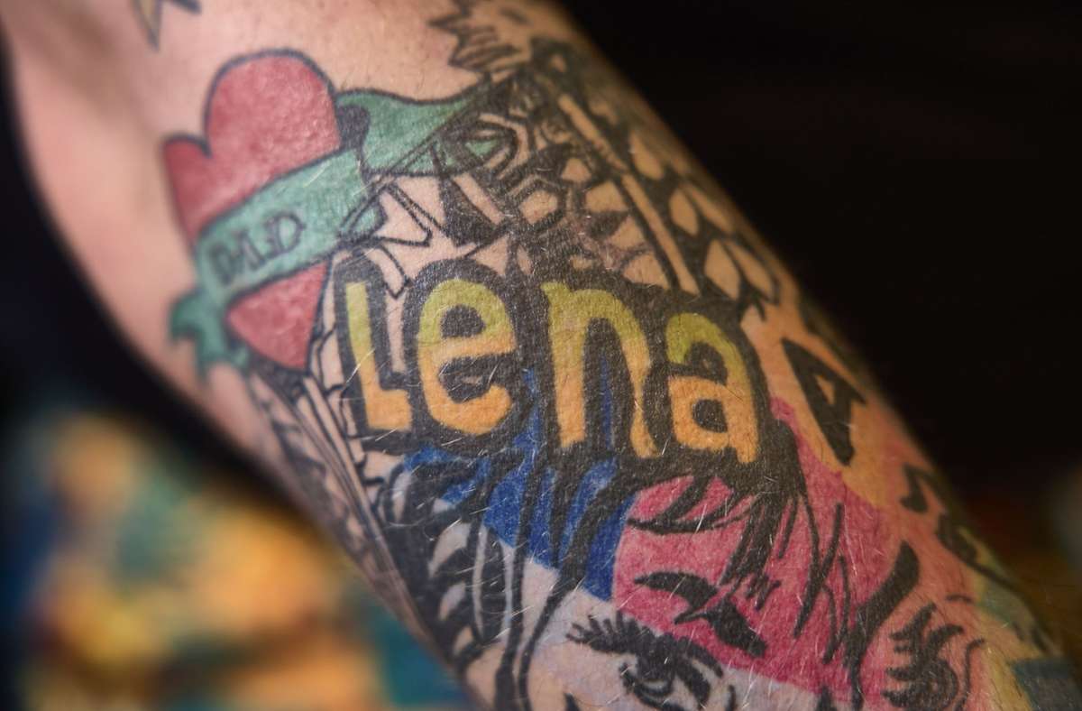 Das erste bunte Tattoo. Lena hat sich auf Vater Alexander verewigt.