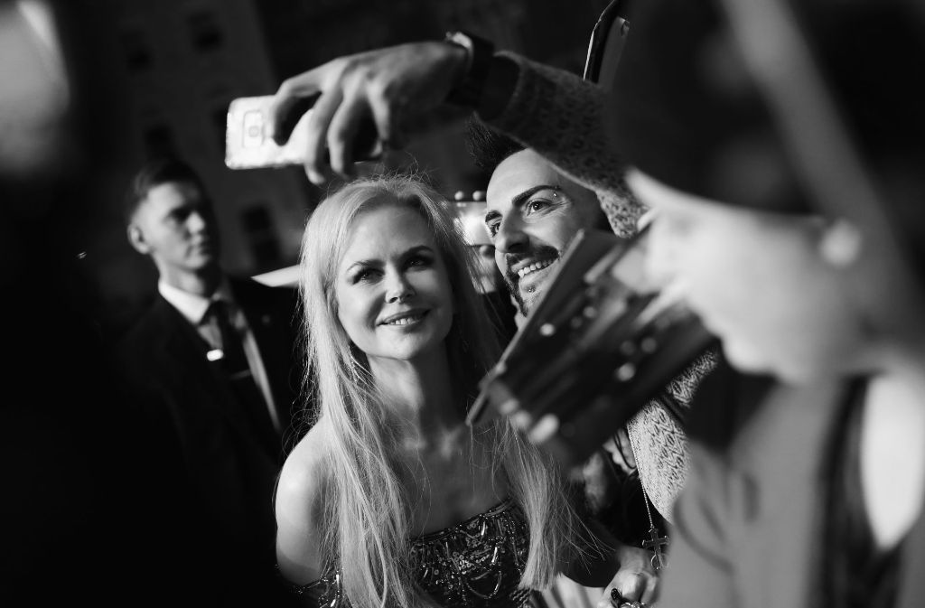 Nicole Kidman posiert mit einem Fan...
