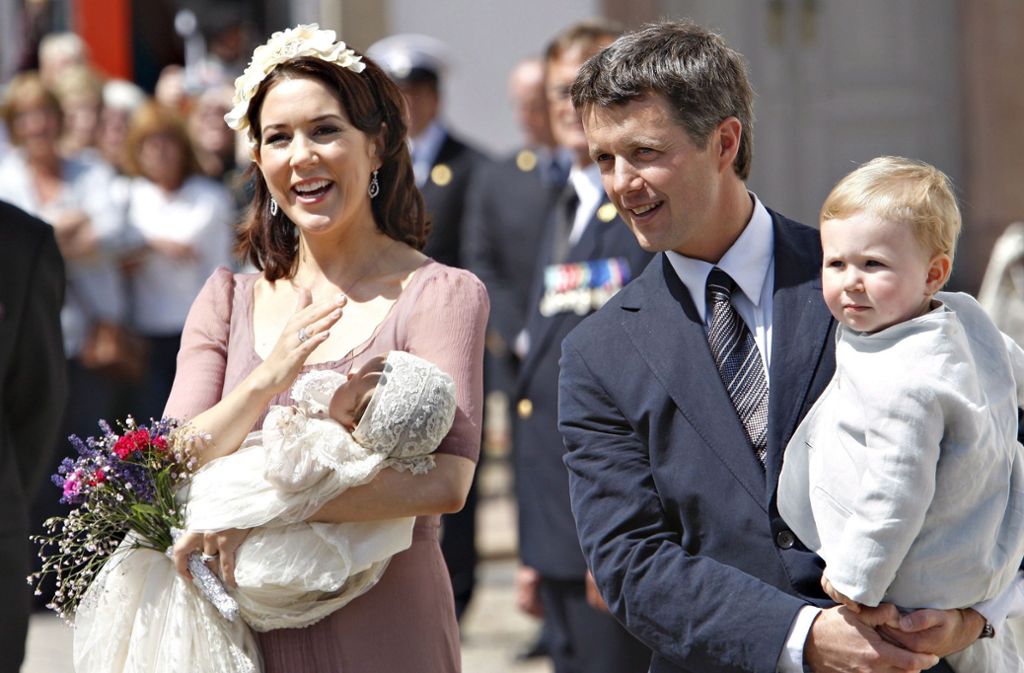 Altrosa war auch bei der Taufe von Prinz Christian von Dänemark 2007 Trumpf. Prinzessin Mary erschien in einem hübschen Chiffon-Kleid in der bei royalen Taufen angesagten Farbe.