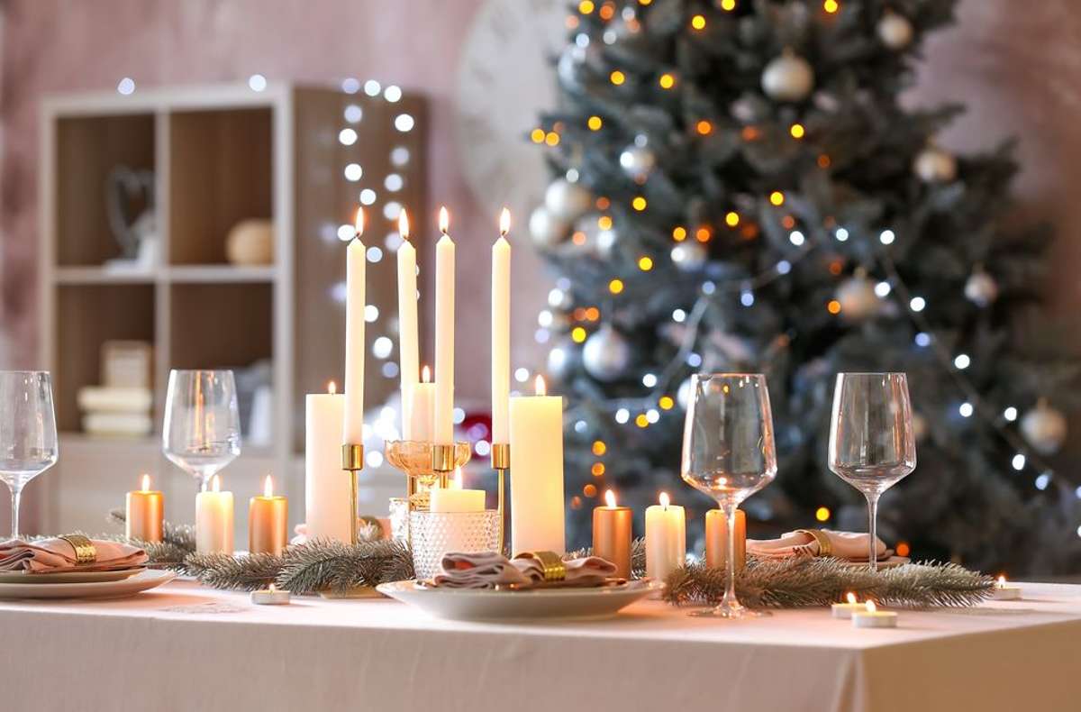 Es weihnachtet sehr: glänzende und festliche Tischdeko zu Weihnachten.