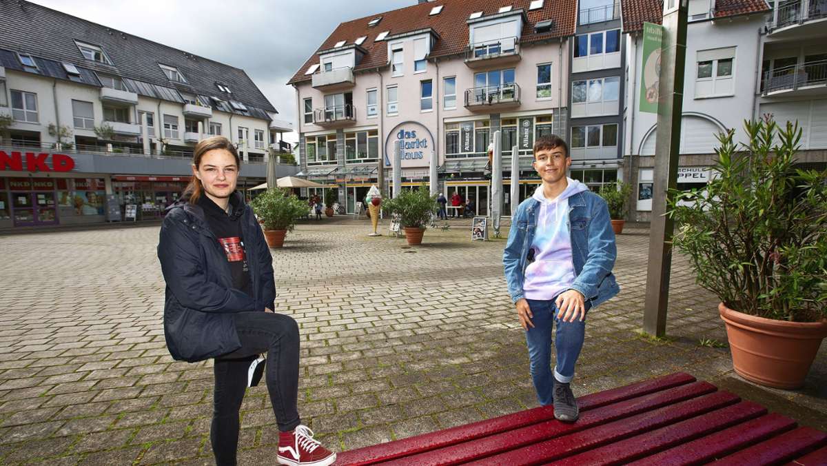  Die Abiturienten Anna Kindsvater und Yannik Gebhardt haben auf einer ausgedehnten Runde nicht viel an Wernau auszusetzen. Das hat der Spaziergang durch „ ihre“ Stadt gezeigt. 
